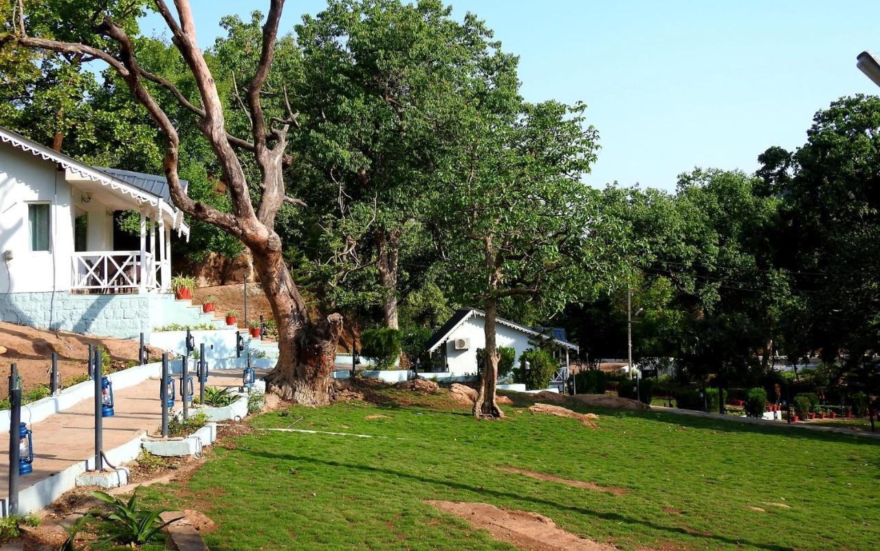 Greendale Resort Pachmarhi Exterior photo